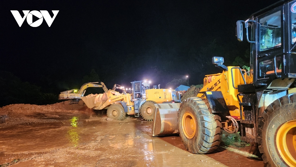 Mưa lớn nhiều ngày là nguyên nhân gây sạt lở nghiêm trọng trên đèo Bảo Lộc