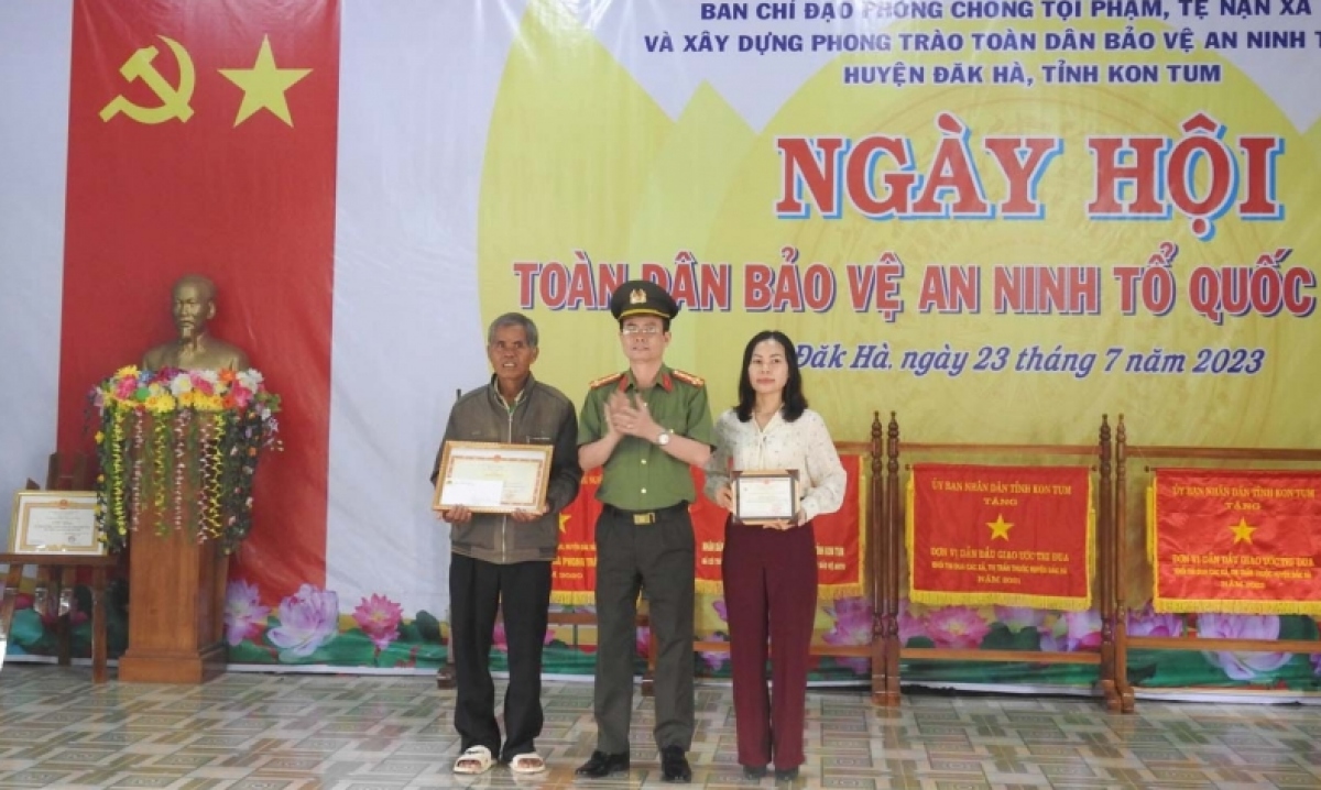 Bộ Công an trao tặng Kỷ niệm chương Bảo vệ an ninh tổ quốc cho 2 cá nhân.