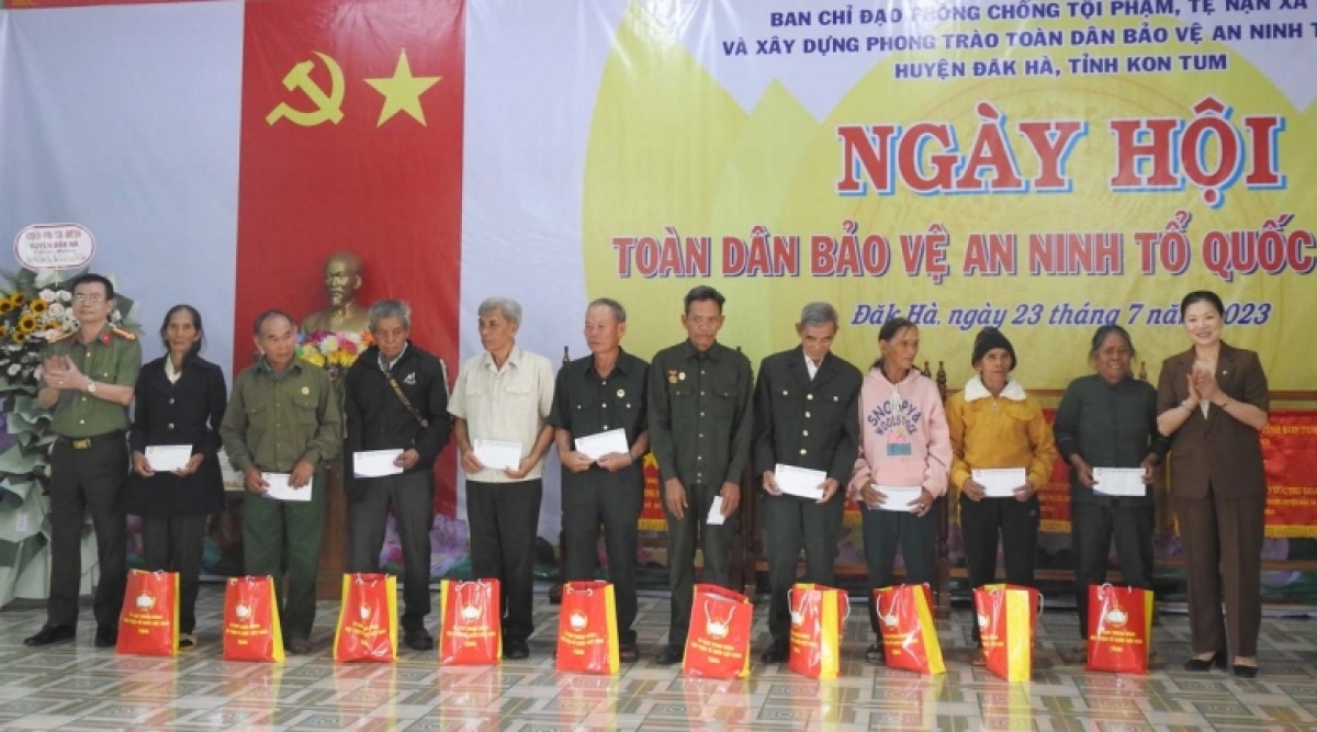 Tặng quà của Ủy ban Trung ương MTTQ Việt Nam cho người có công với cách mạng.