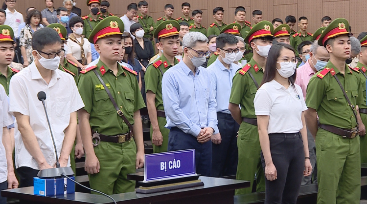 Các bị cáo đứng nghe tuyên án