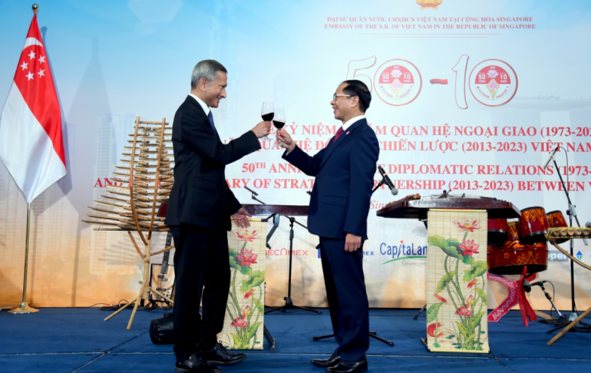 Bộ trưởng Ngoại giao Bùi Thanh Sơn (phải) và Ngoại trưởng Singapore Vivian Balakrishnan tại Lễ kỷ niệm 50 năm quan hệ ngoại giao và 10 năm quan hệ Đối tác chiến lược Việt Nam-Singapore hôm 17/7/2023 tại Singapore. Ảnh: Đại sứ quán Việt Nam tại Singapore