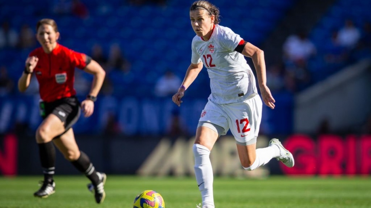 Christine Sinclair (Canada) - 40 tuổi: Christine Sinclair vừa tròn 40 tuổi hôm 12/6/2023 vừa qua. Tiền đạo kỳ cựu của ĐT nữ Canada đã có đến hơn 300 lần ra sân cho ĐTQG và ghi được 190 bàn thắng. Christine Sinclair đang giữ kỷ lục là cầu thủ ghi nhiều bàn nhất cho một ĐTQG (tính cả bóng đá nam lẫn bóng đá nữ). Năm 2021, Sinclair ở tuổi 38 đóng vai trò quan trọng giúp ĐT nữ Canada giành HCV Olympic Tokyo.