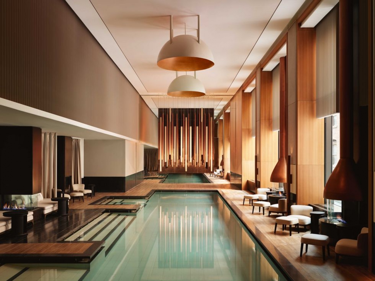 Aman Spa: Aman Spa được xây dựng bên trong Tòa nhà Crown của New York - tòa nhà được xây dựng từ năm 1921 do các kiến trúc sư của nhà ga Grand Central thiết kế. Bên cạnh các liệu pháp trị liệu đến từ nhiều quốc gia như Trung Quốc và Thái Lan, Aman Spa cũng nổi tiếng bởi thiết kế nội thất sang trọng với những bể bơi lát đá cẩm thạch và phòng tắm xông hơi truyền thống kiểu Nga.