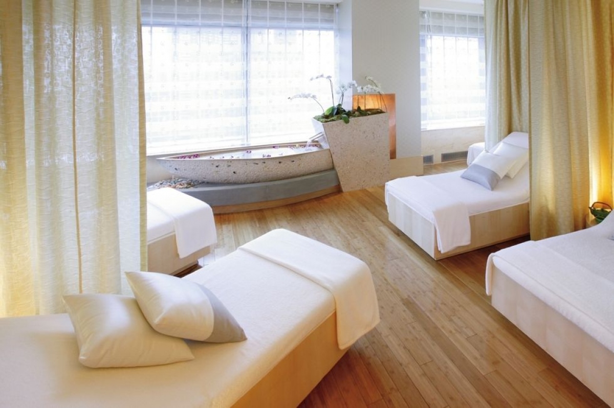 Spa tại khách sạn Mandarin Oriental: Spa này nằm trên tầng 35 và 36 của khách sạn Columbus Circle và có diện tích ấn tượng là 14.500 ft2, bao gồm trung tâm thể dục hiện đại và bể bơi phân làn nhìn ra sông Hudson. Nằm ở vị trí đắc địa, spa này nổi tiếng với thiết kế hiện đại với đồ nội thất làm bằng gỗ lim tuyệt đẹp.