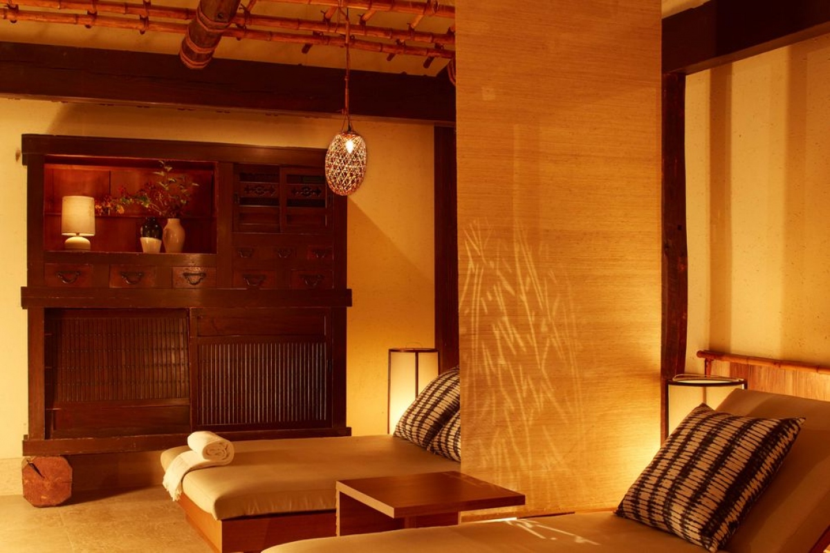Shibui Spa: Trong tiếng Nhật, Shibui có nghĩa là vẻ đẹp tự nhiên. Điểm nổi bật của cơ sở spa này là một hồ bơi được thắp sáng bằng đèn lồng, trang trí bằng những thanh xà 250 năm tuổi được làm hoàn toàn thủ công bởi những người thợ Nhật Bản.