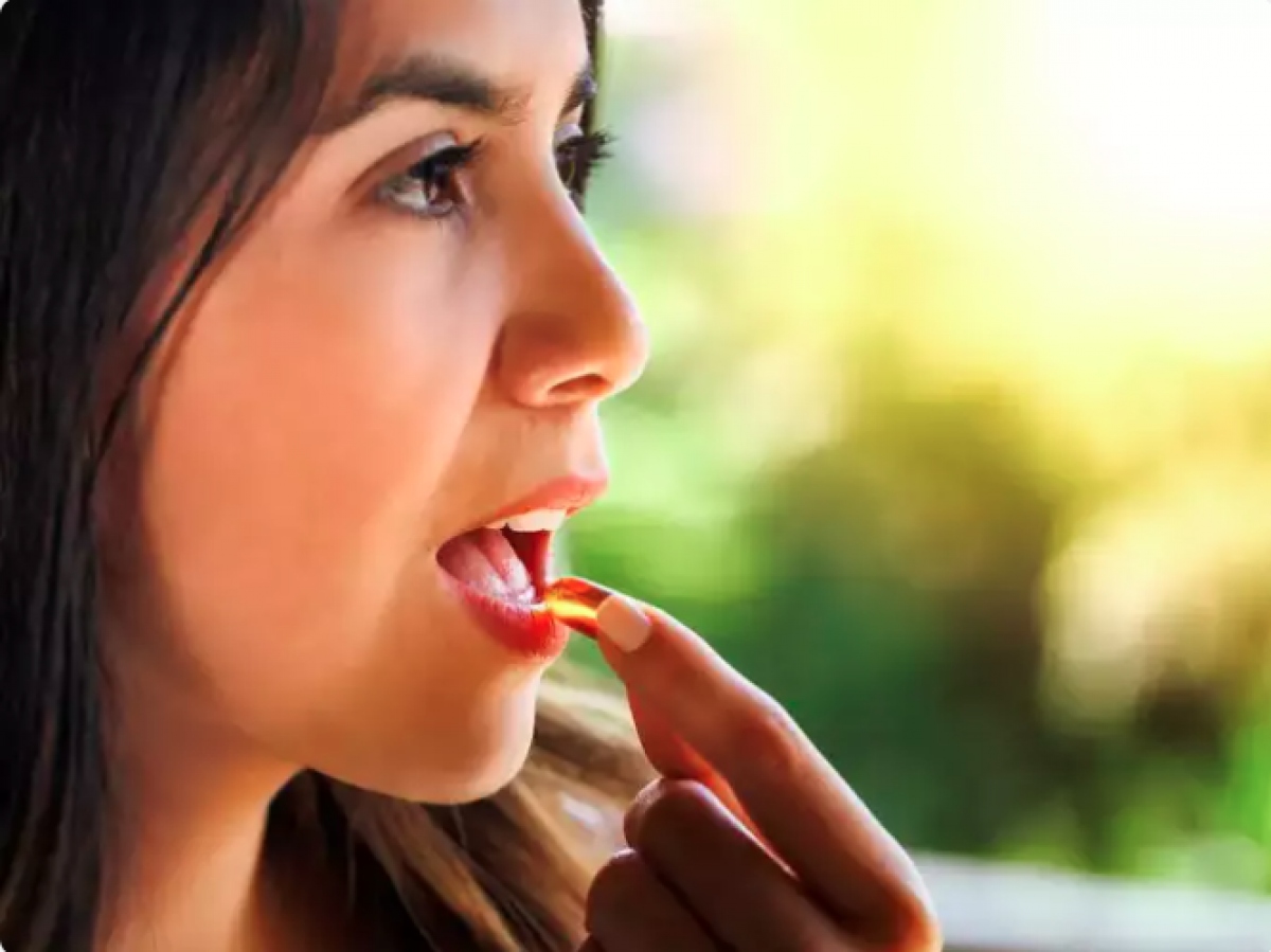 Thực phẩm bổ sung: Nếu chế độ ăn uống không đủ để đáp ứng nhu cầu vitamin D hoặc bạn đang có các triệu chứng thiếu vitamin D thì thực phẩm bổ sung có thể giúp ích. Vitamin D hòa tan trong chất béo, vì vậy nó được hấp thu tốt nhất khi thực phẩm bổ sung được dùng trong bữa ăn chính hoặc bữa ăn nhẹ có chứa một ít chất béo