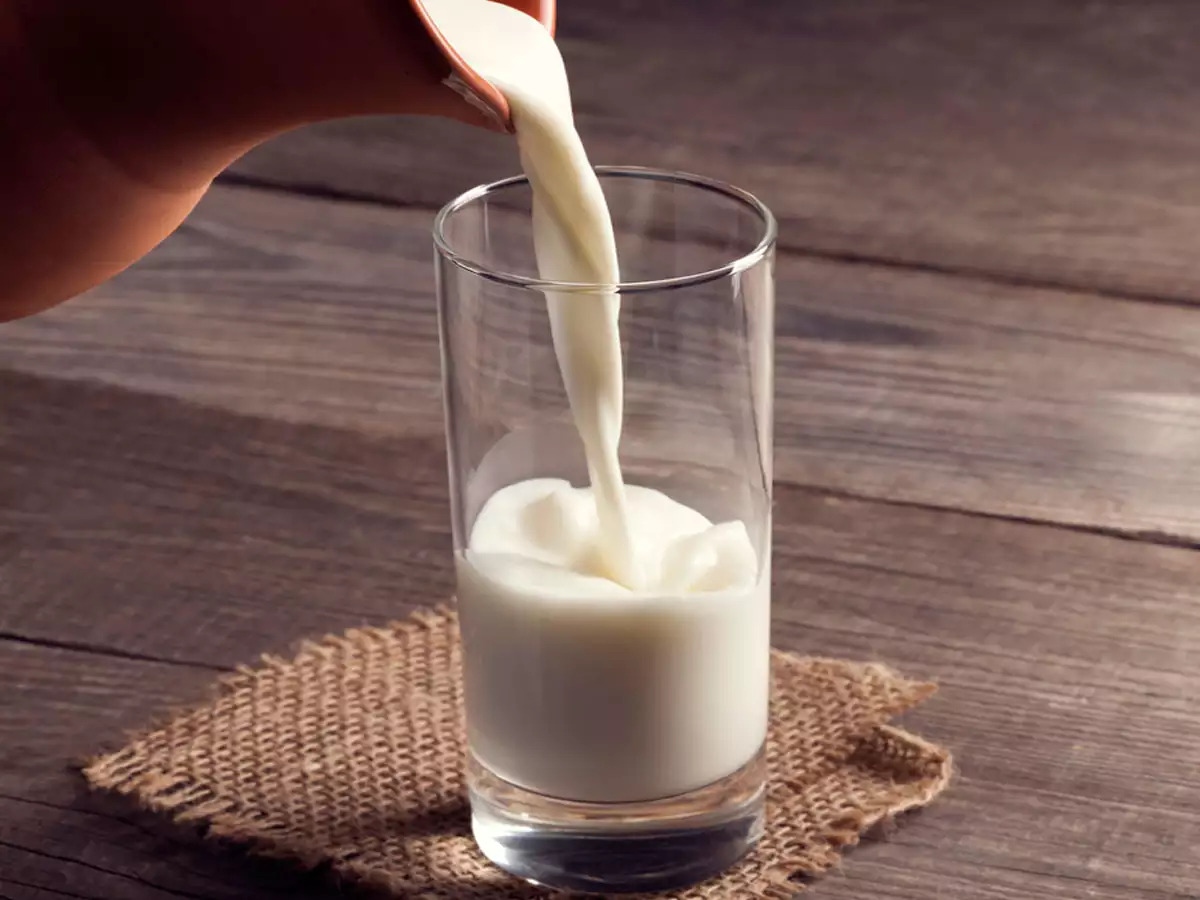 Ngoài ra trên thị trường cũng có những loại thực phẩm giúp bạn có thể bổ sung vitamin D như sữa bò, sữa thực vật, ngũ cốc ăn sáng, nước cam và sữa chua. Khi mua hàng, bạn nên kiểm tra nhãn để biết sản phẩm bạn mua có được bổ sung vi chất hay không.