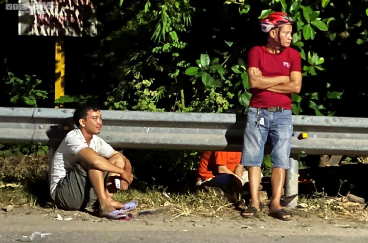 Hai phương tiện bị hư hỏng nặng, các mảnh vỡ xe cùng đồ dùng của các nạn nhân vương vãi khắp nơi.