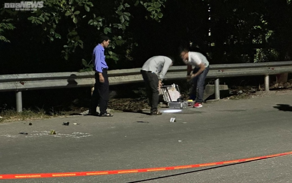 Đến 1h30 sáng 25/7, sau khi hoàn tất việc khám nghiệm tử thi, lực lượng chức năng bàn giao thi thể cháu P.N.T.V về cho gia đình lo hậu sự. Lực lượng chức năng vẫn tiếp tục phong toả để thực hiện phục dựng hiện trường, khám nghiệm phương tiện để điều tra, làm rõ nguyên nhân vụ tai nạn.