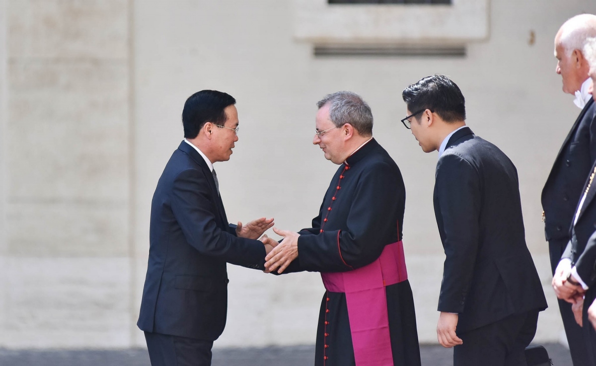 Tại sân San Damaso, Chánh Văn phòng Quản gia của Giáo hoàng đón Chủ tịch nước và Phu nhân