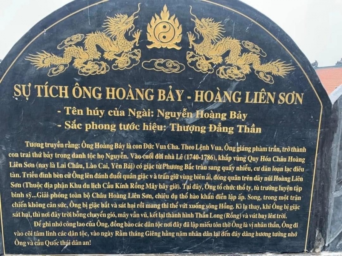 Tấm bia đá ghi sự tích Quan Hoàng Bảy đã được tháo dỡ.