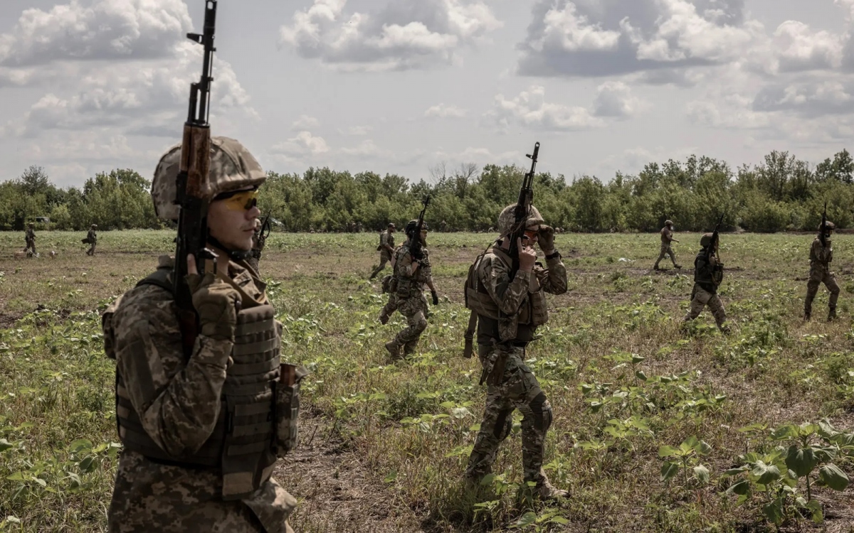 Các tân binh thuộc lữ đoàn 3 của Ukraine huấn luyện ở Đông Donetsk. Ảnh: New York Times.