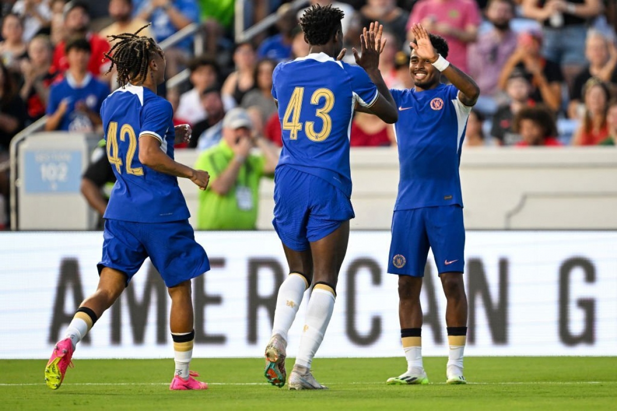 The Blues có khởi đầu tuyệt vời khi sao trẻ Ian Maatsen mở tỷ số ngay ở phút thứ 3.