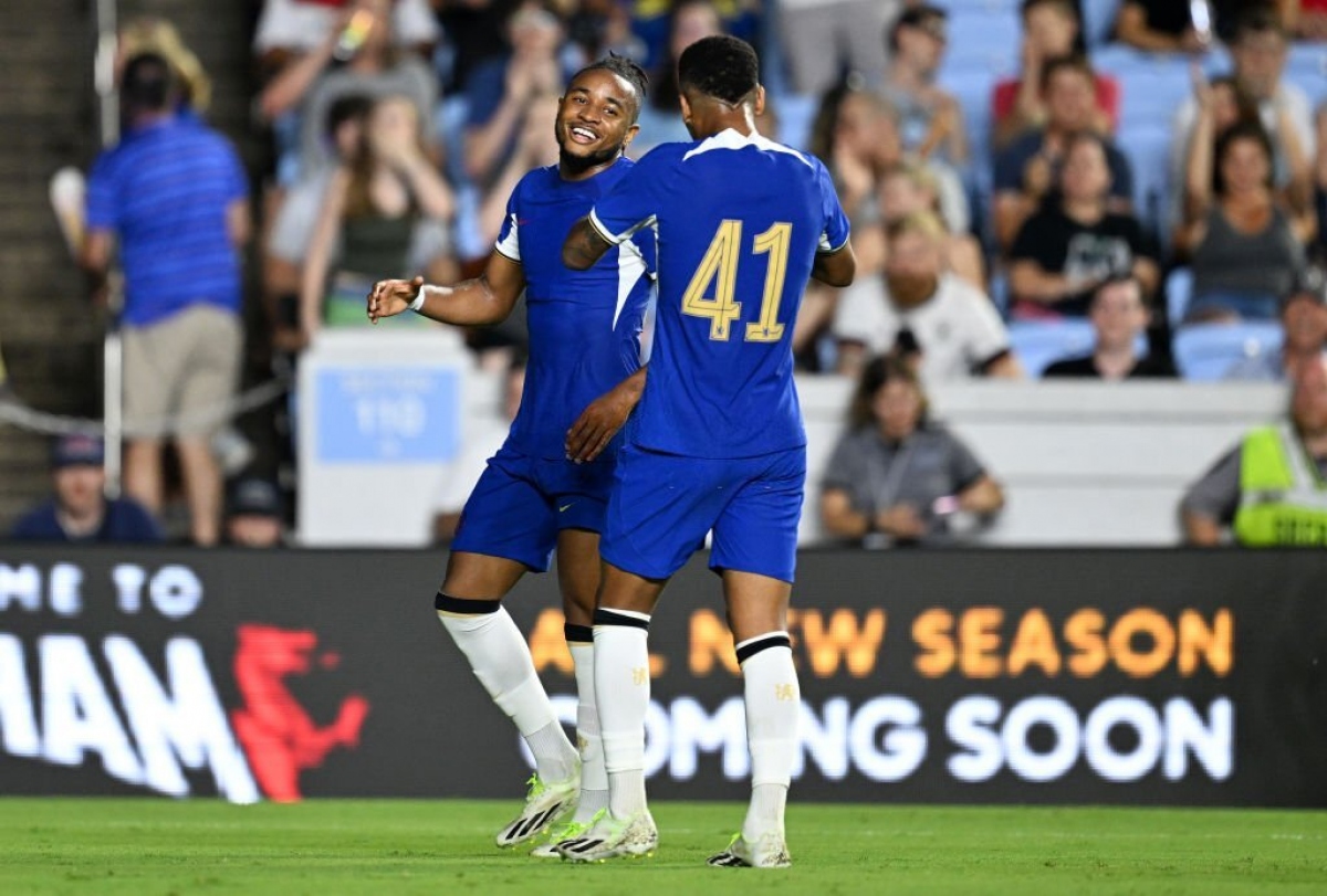 Tân binh đắt giá Nkunku đi bóng và dứt điểm khéo léo, giúp Chelsea dẫn 4-0 ở phút 90.