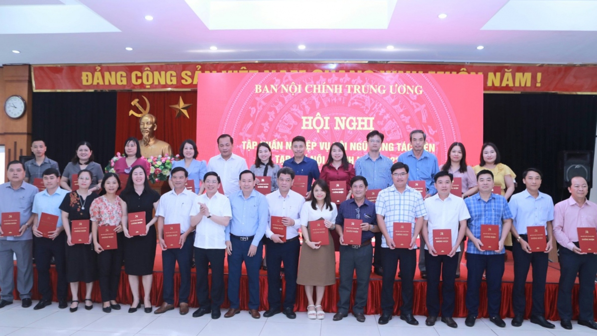 Cộng tác viên Tạp chí Nội chính nhận giấy chứng nhận của ban tổ chức.