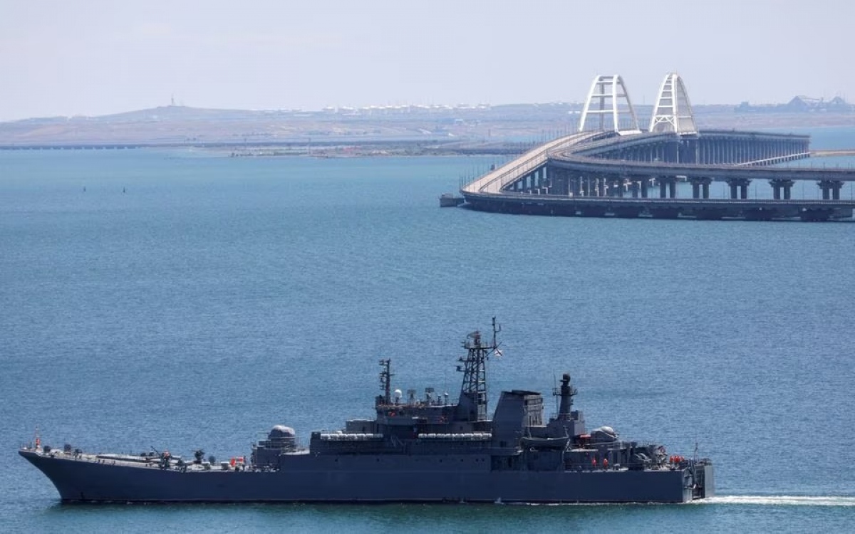 Tàu đổ bộ của Nga di chuyển cầu Kerch ở Crimea. Ảnh: Reuters.