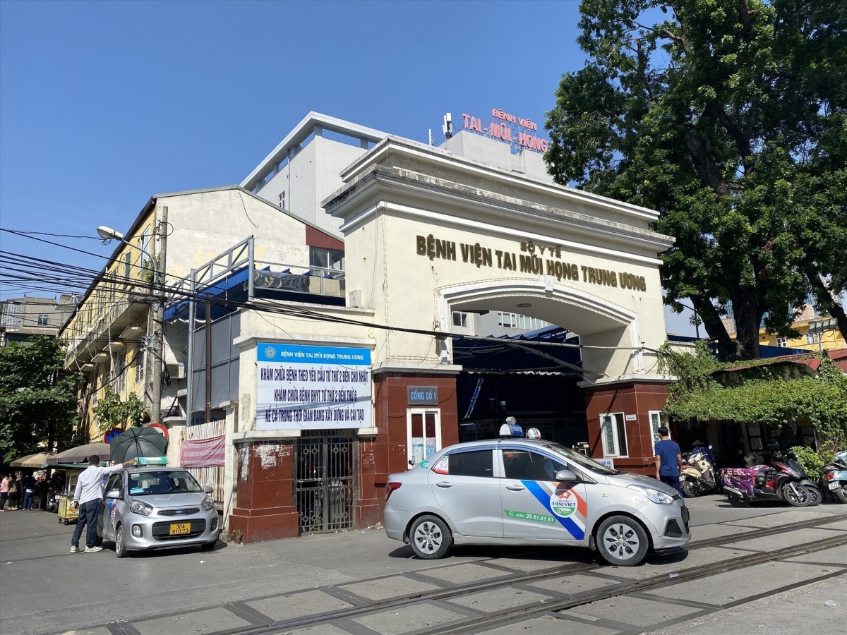 Taxi dừng đỗ trước cổng BV Tai-Mũi-Họng Trung ương. (Ảnh: Báo Lao động)