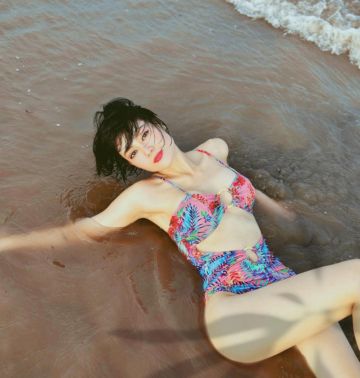 Cô chọn trang phục áo tắm rực rỡ, khoe dáng nuột nà và body săn chắc.