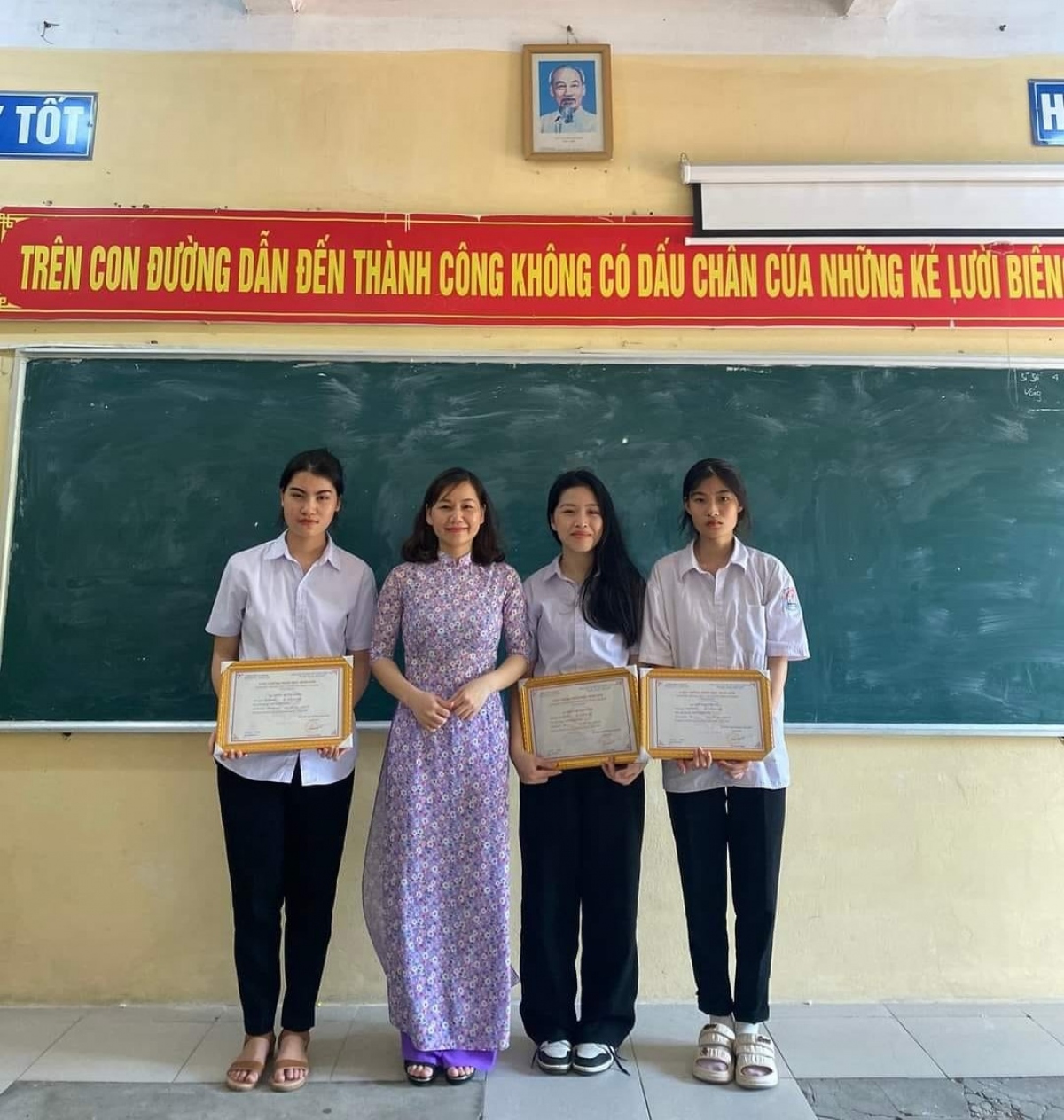 Cô Nguyễn Thị Lương chụp ảnh cùng học sinh đội tuyển môn Ngữ văn. (Thí sinh Trần Ngọc Đan Thanh đứng thứ 3 từ trái qua)