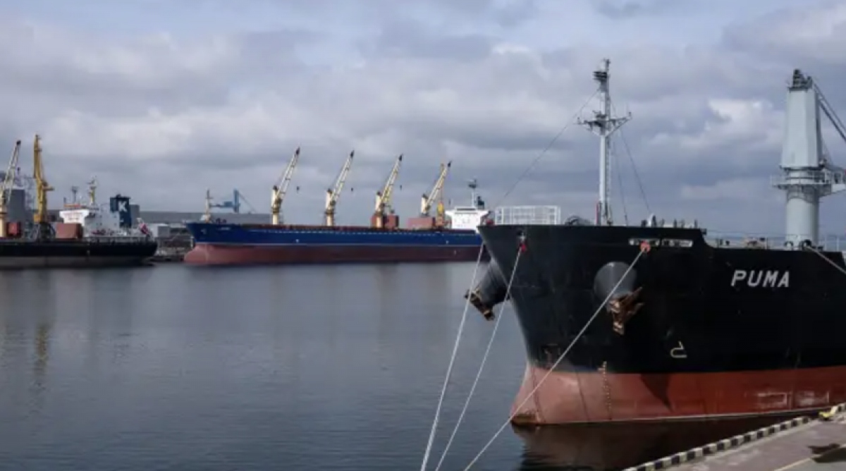 Những con tàu chở ngũ cốc ở cảng Odessa của Ukraine. Ảnh: Getty