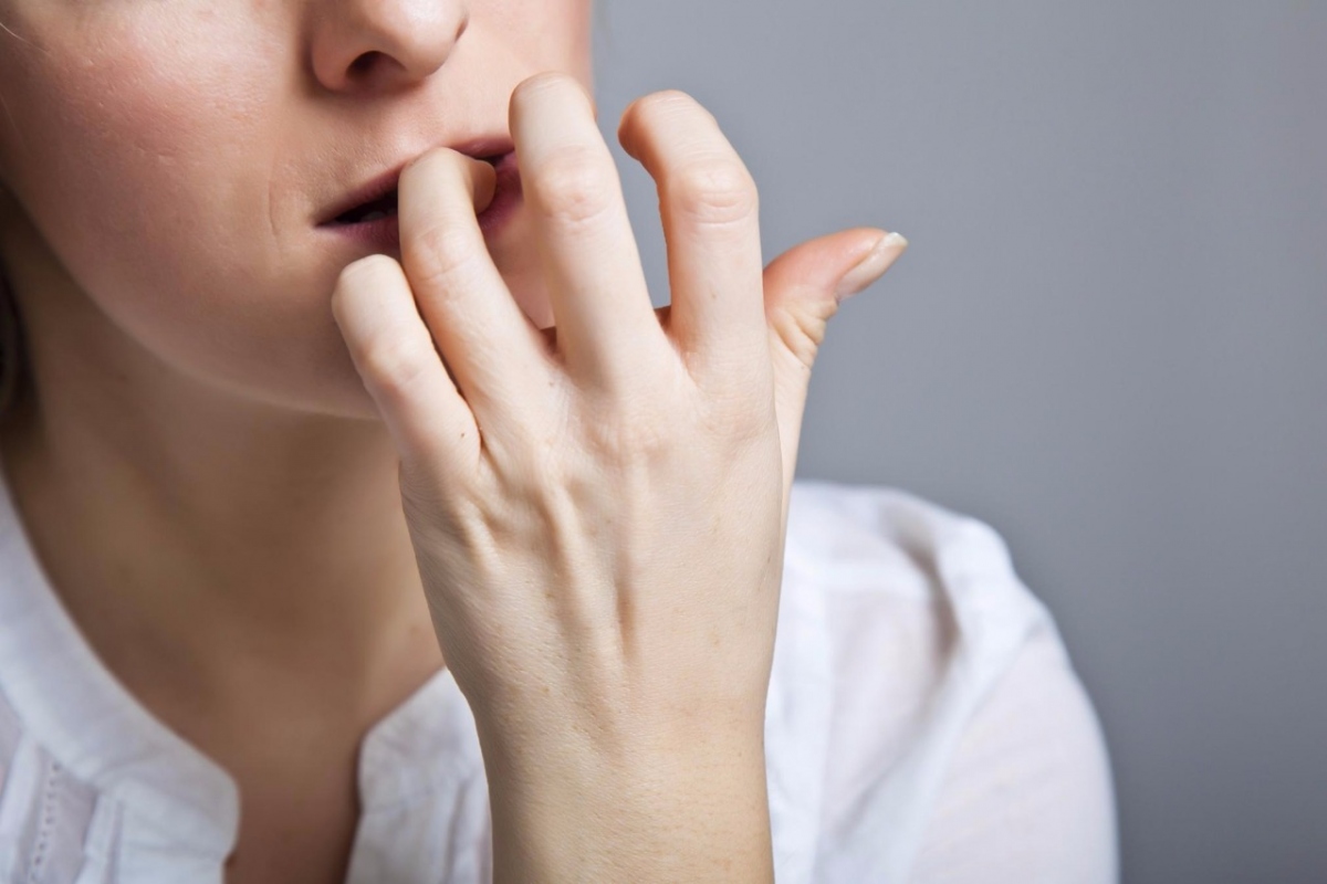 Để ngừng cắn móng tay, bạn có thể thực hiện một số thủ thuật này: Cắt móng tay ngắn; Sơn móng tay có vị đắng lên móng tay của bạn; Thay thế thói quen cắn móng tay bằng một thói quen tốt khác để đánh lạc hướng việc cắn móng tay như nhào bột, chơi bóng... ; Cố gắng ngừng cắn móng tay dần dần bằng cách cố gắng ngừng cắn một bộ móng và sau đó tiến hành loại bỏ những bộ khác.