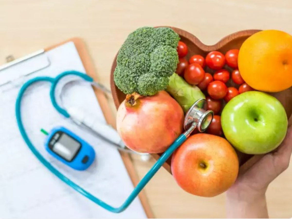 Giảm cân: Duy trì cân nặng phù hợp là rất quan trọng trong việc giảm nguy cơ mắc bệnh tiểu đường. Các nghiên cứu đã chỉ ra rằng giảm ít nhất 7% trọng lượng dư thừa của cơ thể có thể làm giảm gần 60% nguy cơ mắc bệnh tiểu đường. Bởi trọng lượng dư thừa kháng insulin làm mất cân bằng lượng đường trong máu.