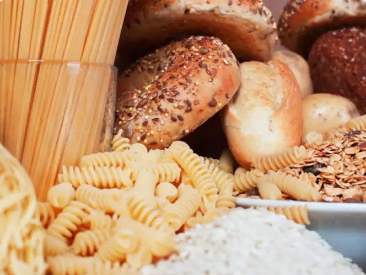 Hạn chế sử dụng đường và carbohydrate tinh chế: Chế độ ăn nhiều đường và carbohydrate tinh chế dẫn đến nồng độ glucose và insulin tăng cao, làm tăng nguy cơ mắc bệnh tiểu đường theo thời gian. Do đó bạn cần hạn chế uống đồ uống có đường, món tráng miệng, đồ ăn nhẹ đã qua chế biến và ngũ cốc tinh chế.
