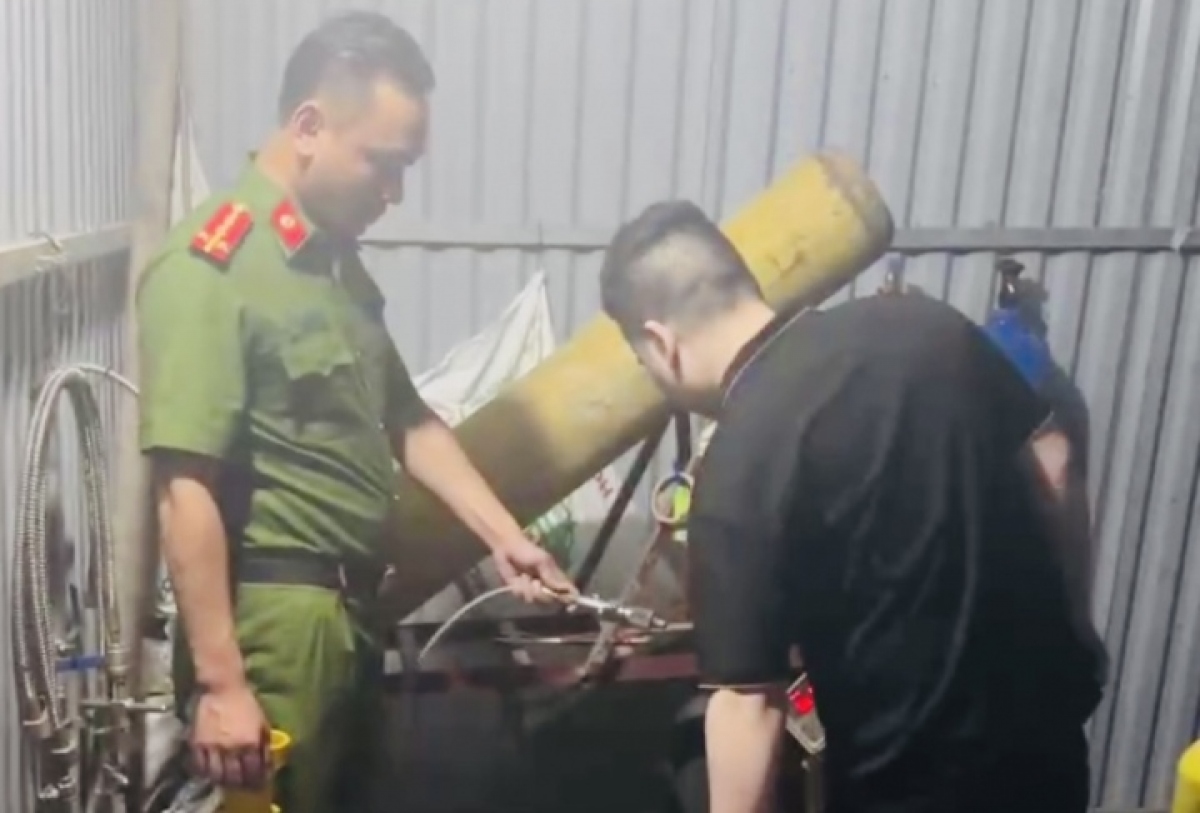 Nguyễn Văn Tính khai mua "khí cười" trên mạng xã hội