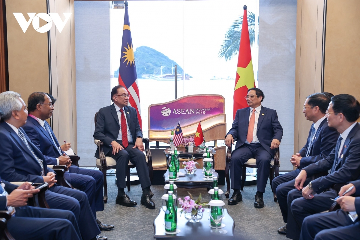 Thủ tướng Phạm Minh Chính gặp Thủ tướng Malaysia Anwar Ibrahim bên lề Hội nghị Cấp cao ASEAN 42 tại Labuan Bajo, Indonesia