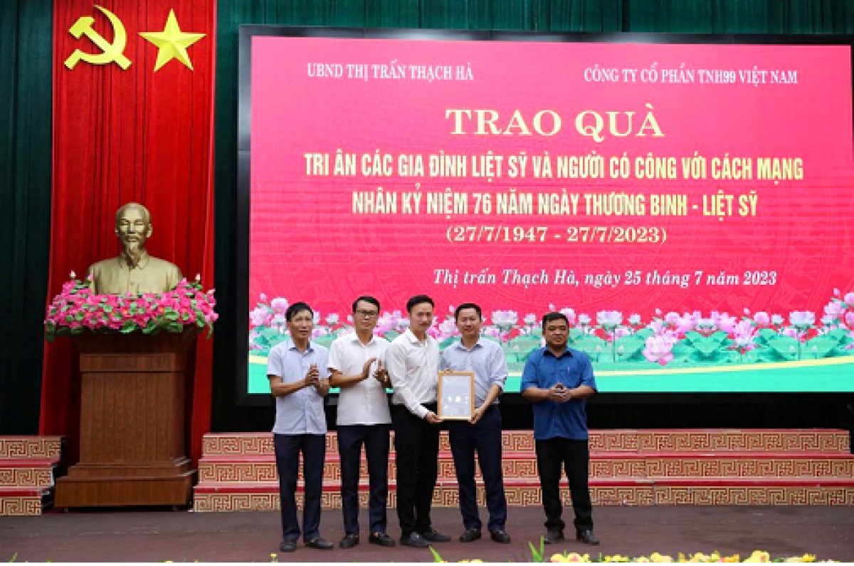 Công ty Cổ phần TNH99 Việt Nam trao quà tri ân tại Thị trấn Thạch Hà, Hà Tĩnh