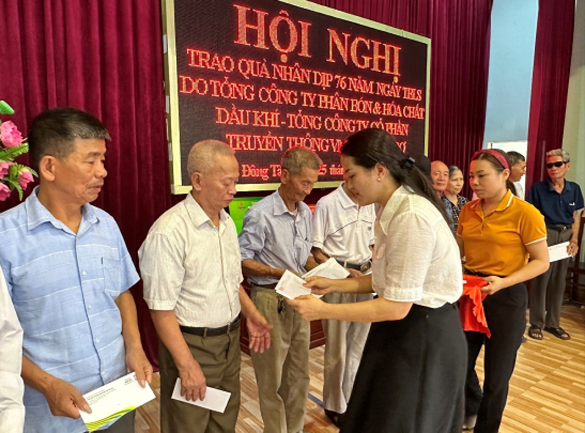 Đại diện Công ty Cổ phần TNH99 Việt Nam và Tổng Công ty Phân bón và Hóa chất Dầu khí trao quà tại xã Đông Tân, huyện Đông Hưng, tỉnh Thái Bình