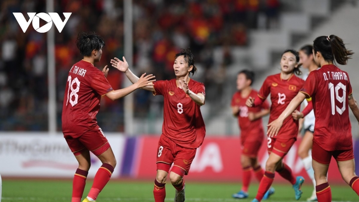 Cầu thủ nhiều tuổi nhất ĐT nữ Việt Nam ở World Cup năm nay là Trần Thị Thùy Trang khi tiền vệ này sắp bước sang tuổi 35. Tuy nhiên, nếu so với 10 "lão tướng'' kể trên, Thùy Trang vẫn là ''cầu thủ trẻ'' ở ngày hội lớn nhất hành tinh của bóng đá nữ năm 2023. (Ảnh: Dương Thuật). 