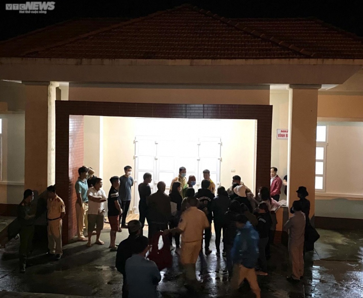 Thân nhân của các nạn nhân có mặt tại khu vực nhà tiễn biệt Trung tâm Y tế huyện Đạ Huoai sáng sớm 31/7. (Ảnh: Đại Việt)