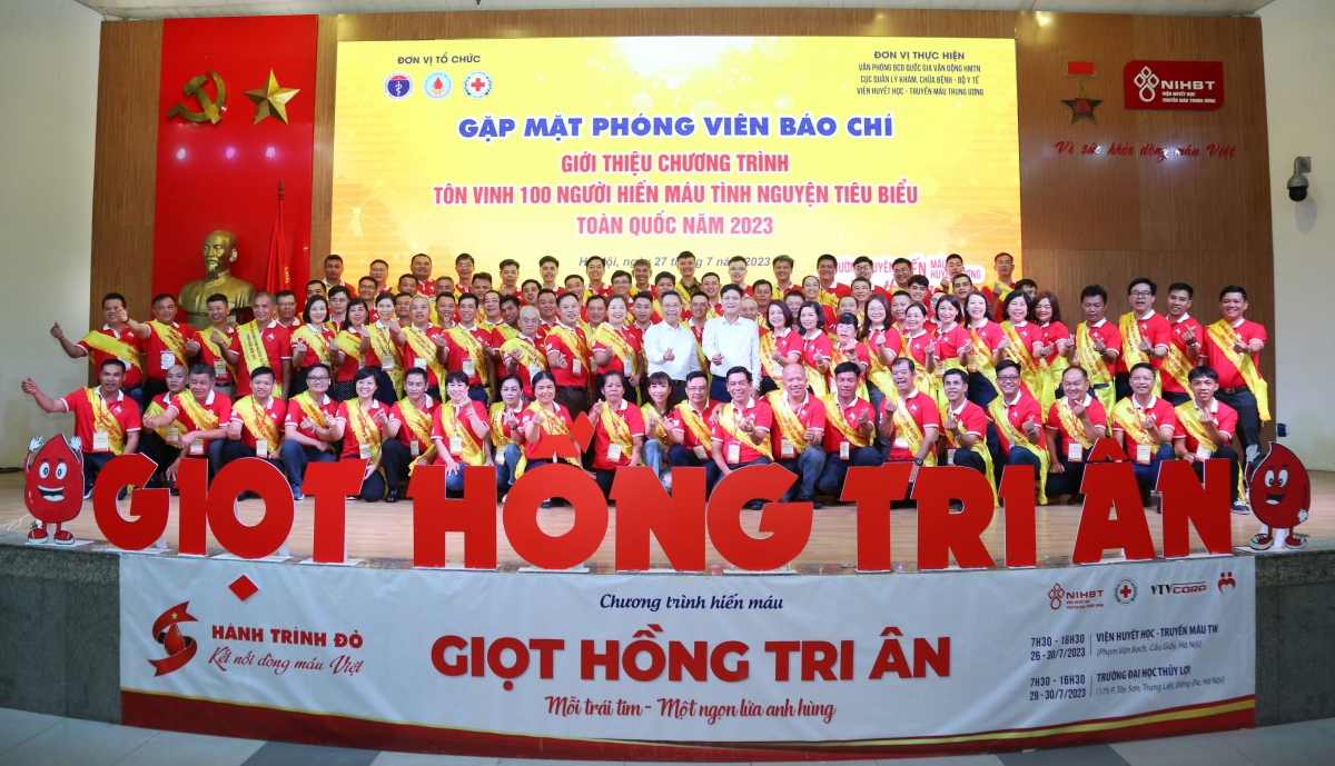 Chương trình Tôn vinh 100 người hiến máu tiêu biểu toàn quốc năm 2023. (Ảnh: Viện Huyết học - Truyền máu Trung ương)