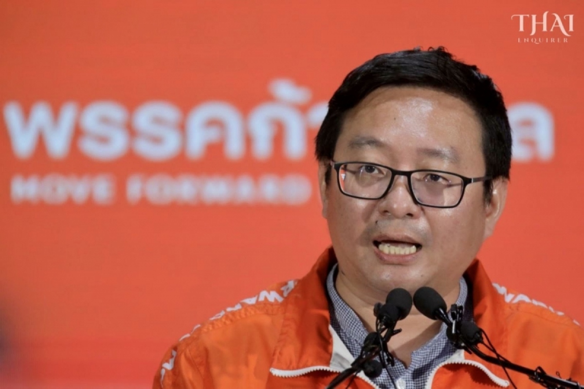 Tổng thư ký Đảng Tiến bước Chaithawat Tulathon phát biểu tại họp báo sáng 21/7/2023. Ảnh: Thai Enquirer