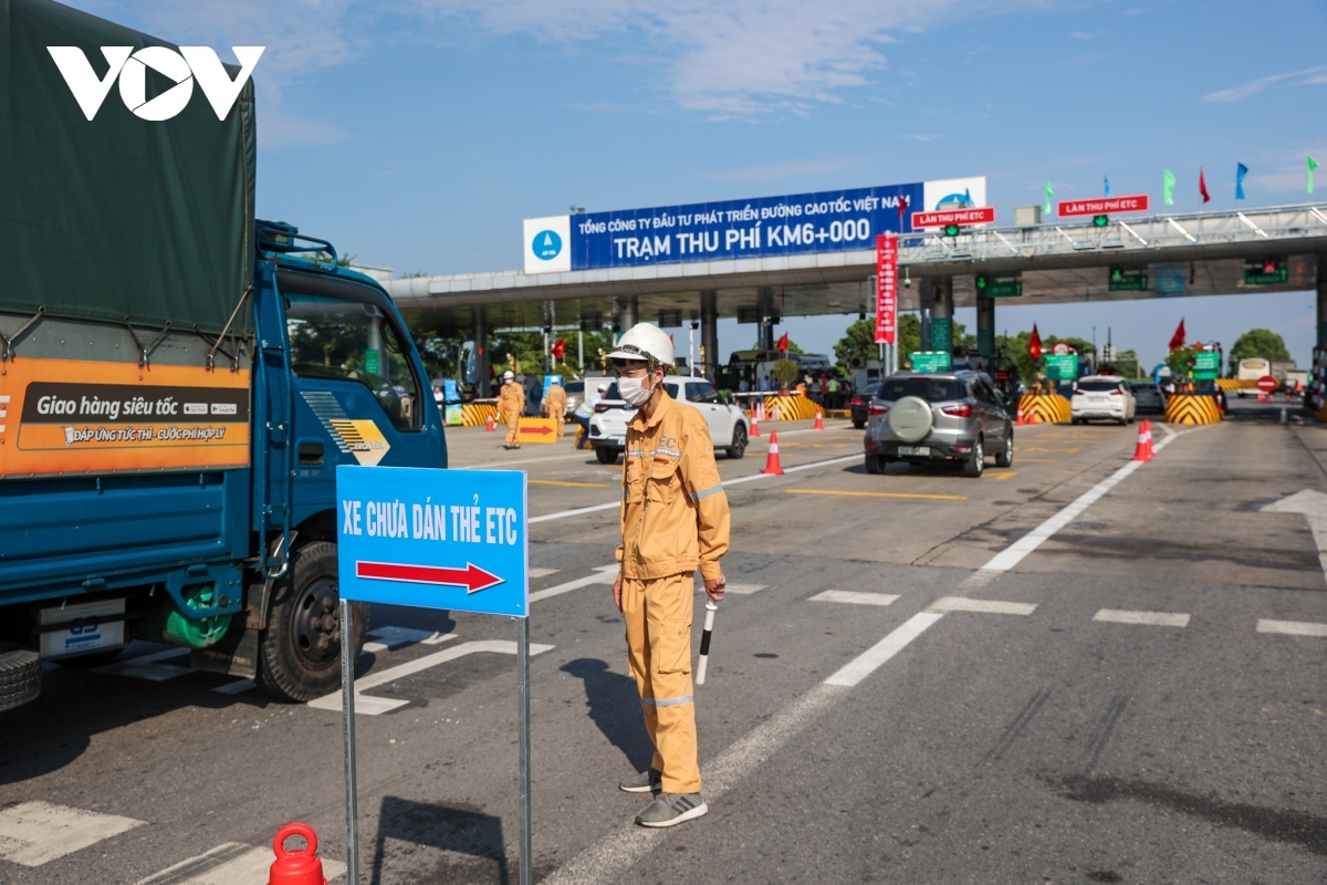 Trong bối cảnh nhiều nước trên thế giới đã bỏ barie và trạm thu phí từ lâu để tạo điều kiện thuận lợi cho các dòng xe lưu thông trên cao tốc thì việc bỏ barie ở các trạm thu phí ở nước ta hiện nay là cần thiết.