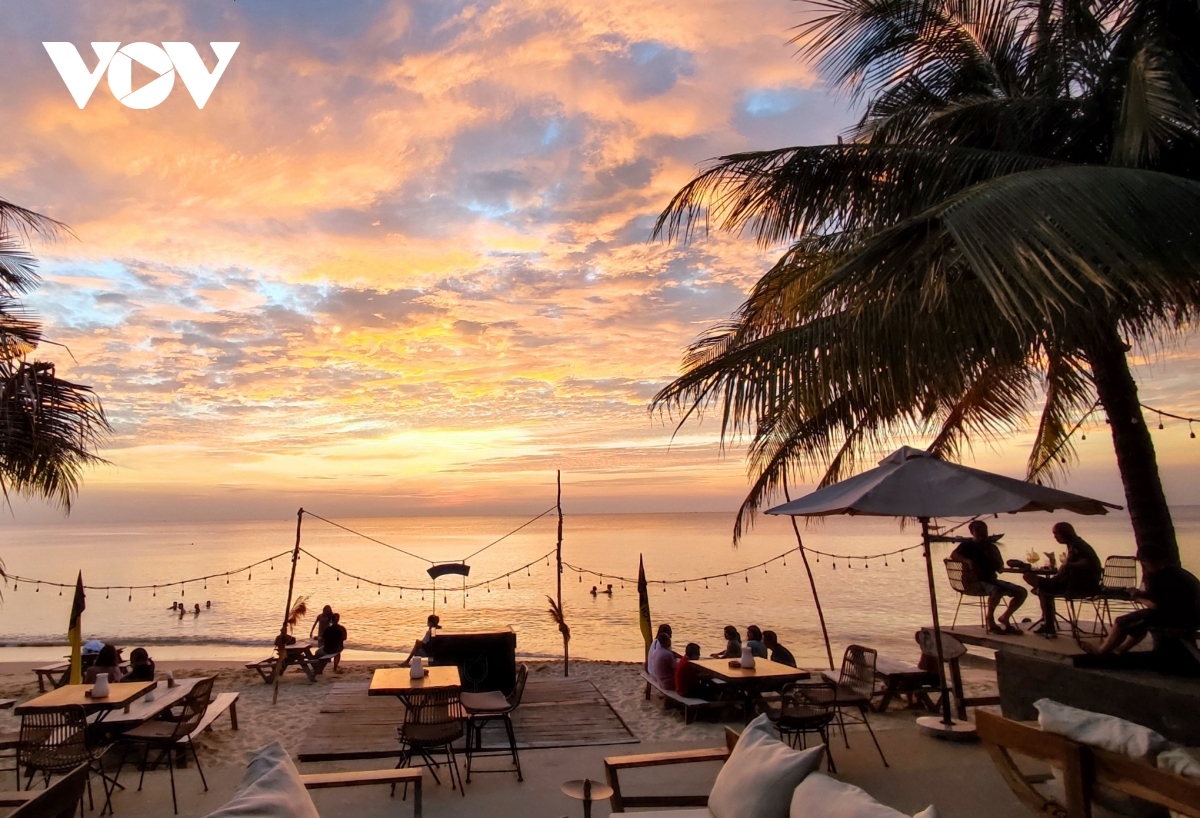 Phu Quoc tops the list of the 10 top tourist attractions that travelers can’t miss in Vietnam. The place boasts beautiful beaches and promises gratifying vacation experiences. The private Khem Beach lures jewelry enthusiasts with the local pearl cages, while Hon Thom Island welcomes adventurers escaping from the bustling city with its rural island life.