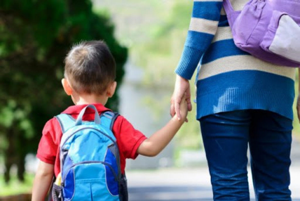 Cha mẹ nên chia sẻ với những cảm xúc lo âu, hay căng thẳng của con khi bắt đầu đi học