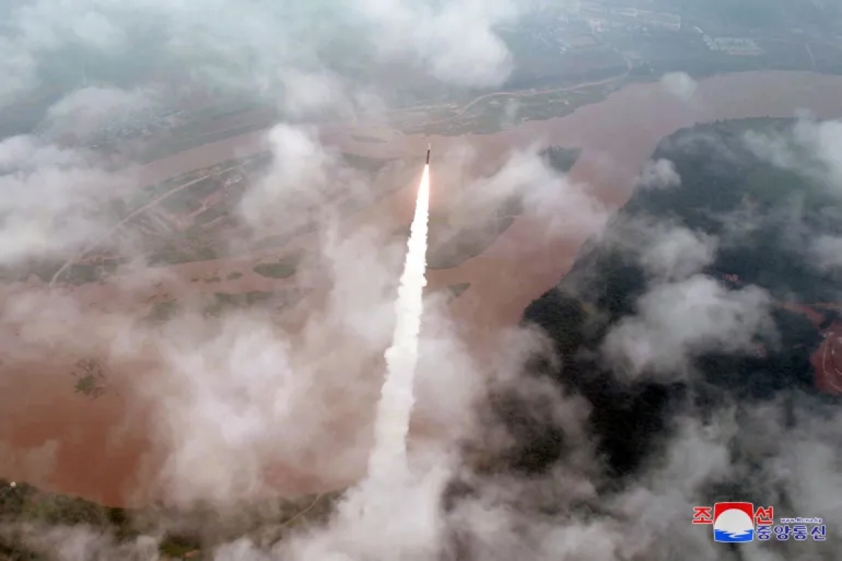 Triều Tiên phóng tên lửa Hwasong-18 từ một địa điểm không xác định ngày 13/7/2023. Ảnh: KCNA/Reuters