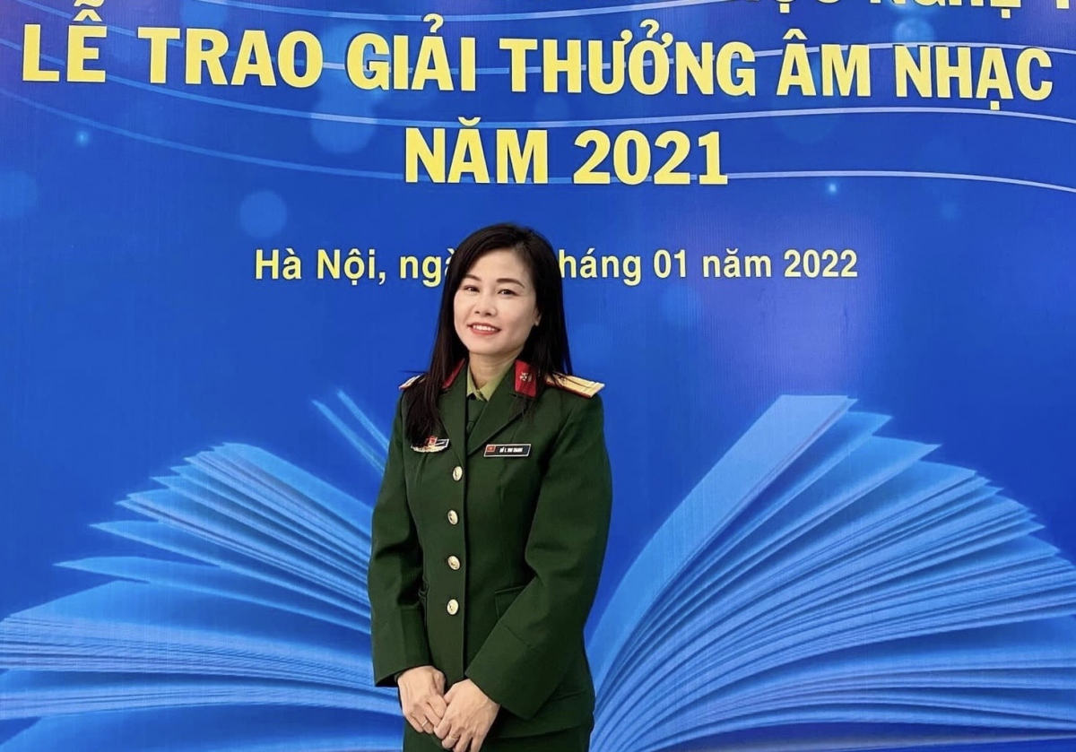 Trung tá Hồ Thu Trang, tác giả "Bến sông đợi chờ".