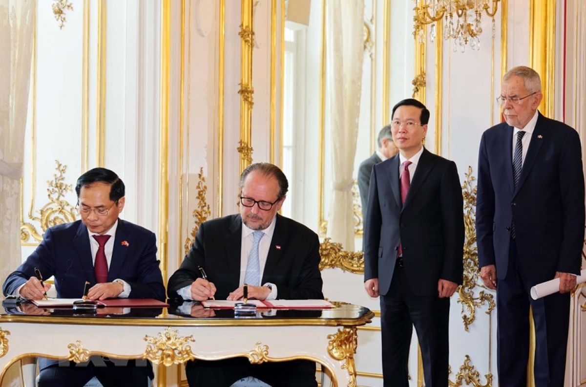 Sau hội đàm, Chủ tịch nước Võ Văn Thưởng và Tổng thống Áo đã chứng kiến Lễ ký Bản ghi nhớ giữa Bộ Ngoại giao Việt Nam và Bộ Ngoại giao Áo. (Ảnh: TTXVN)