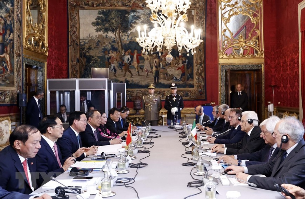 Tổng thống Italy Sergio Mattarella và con gái chào mừng Chủ tịch nước Võ Văn Thưởng và Phu nhân thăm cấp Nhà nước tới Italy. Sau lễ đón, Tổng thống Sergio Mattarella và Chủ tịch nước Võ Văn Thưởng dẫn đầu đoàn cấp cao hai nước tiến hành hội đàm. (Ảnh: TTXVN)