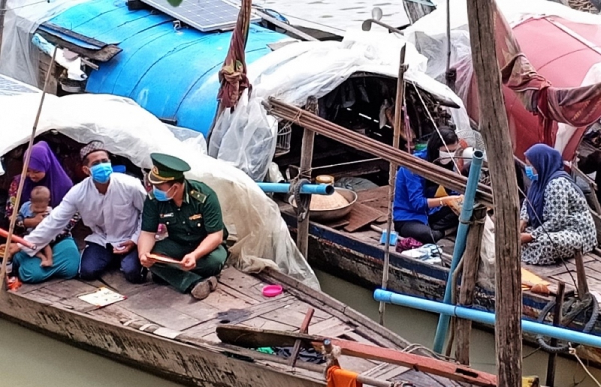 Bộ đội Biên phòng An Giang tuyên truyền cho người dân khu vực biên giới không nghe lời những kẻ lừa đảo, với chiêu trò “việc nhẹ, lương cao”.