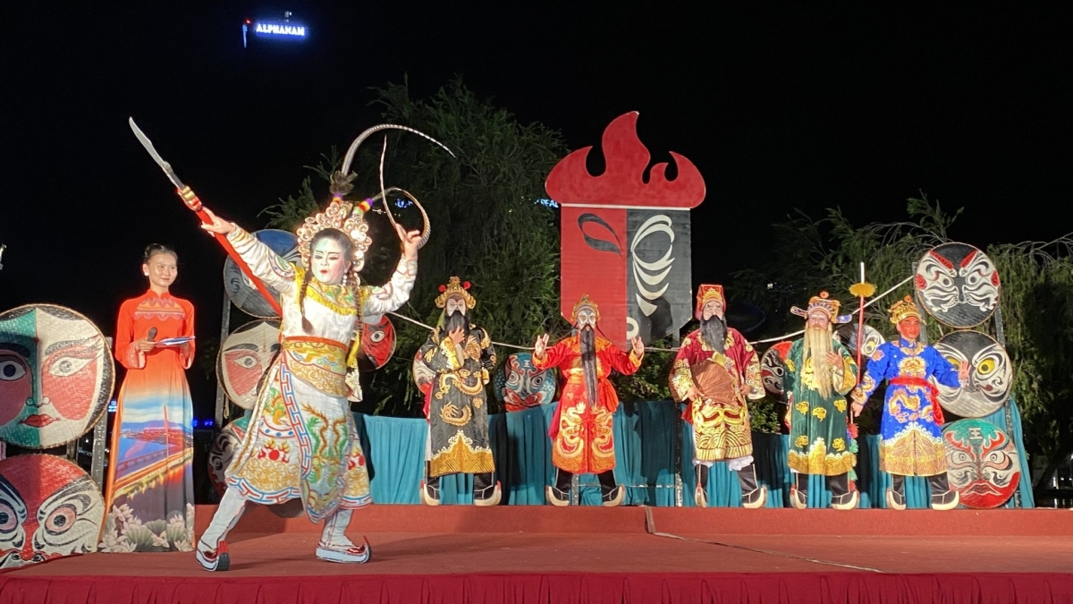 "Tuồng xuống phố" mang lại cho người dân và du khách những trải nghiệm chân thực nhất, tiếp cận với nghệ thuật tuồng một cách chủ động nhất thông qua nhiều hoạt động như hóa trang thành nhân vật Tuồng để được chụp ảnh, hướng dẫn vẽ mặt nạ Tuồng, nghe các nghệ sĩ diễn giải về Tuồng…