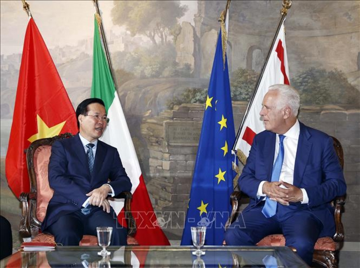 Chủ tịch nước Võ Văn Thưởng đã tới thăm thành phố Firenze, thủ phủ của Vùng Toscana và có cuộc gặp làm việc với Chủ tịch Vùng Toscana Eugenio Giani và Thị trưởng thành phố Firenze Dario Nardella. Trong ảnh: Chủ tịch nước Võ Văn Thưởng gặp Chủ tịch vùng Toscana, ông Eugenio Giani. (Ảnh: TTXVN)