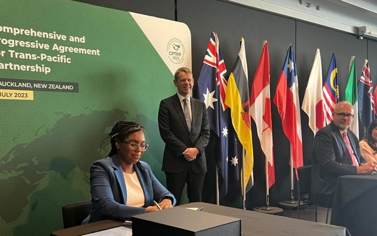 Bộ trưởng Kinh doanh và Thương mại Anh Kemi Badenoch ký Nghị định thư tham gia CPTPP tại Auckland, New Zealand. Ảnh: Báo Thế giới và Việt Nam