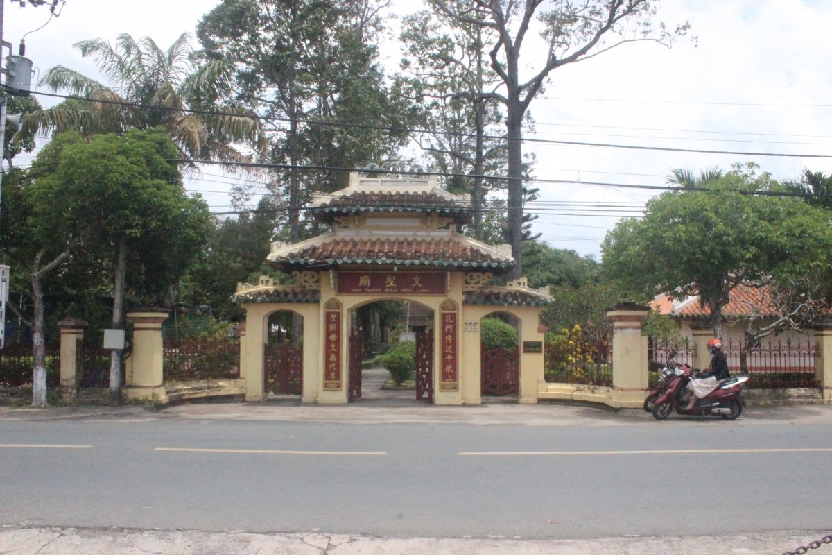 Văn Thánh Miếu tọa lạc trên đường Trần Phú, phường 4, thành phố Vĩnh Long, tỉnh Vĩnh Long với diện tích 10.322m2. Mặt tiền tiếp giáp đường giao thông và hướng ra dòng sông Long Hồ. Văn Thánh Miếu là một công trình đề cao Nho giáo, là thiết chế văn hóa chính thống của nhà nước phong kiến. So với các Văn miếu khác ở Nam Bộ thì Văn miếu Vĩnh Long xây dựng muộn nhất và là công trình duy nhất còn tồn tại cho đến ngày nay.