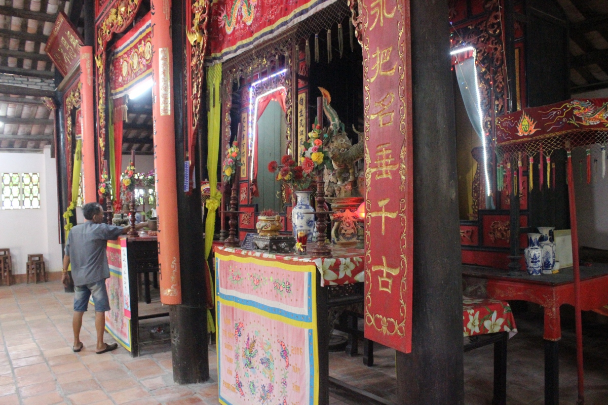 Văn Thánh Miếu Vĩnh Long là một trong ba Văn Thánh Miếu được xây dựng đầu tiên ở Nam Bộ. Hai Văn Thánh miếu khác nằm ở thành phố Biên Hòa, tỉnh Đồng Nai và đất Gia Định xưa. Công trình được khởi công năm 1864 và hoàn thành năm 1866 do Đốc học Nguyễn Thông khởi xướng, thờ Khổng Tử và các học trò của Ngài. Tuy trên danh nghĩa là đề cao Nho giáo, nhưng thực chất đây là một tụ điểm hoạt động văn hóa đề cao các bậc tiền hiền và giáo dục lòng yêu nước của dân tộc.