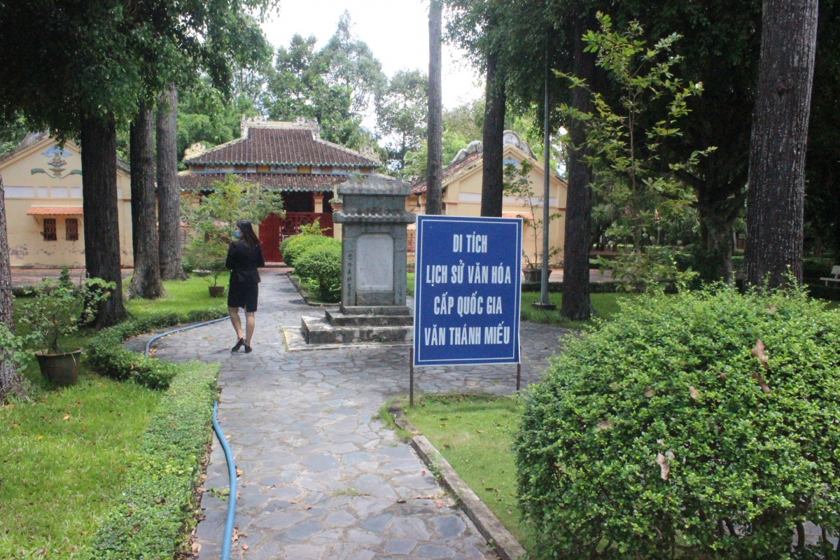 Văn Thánh Miếu trước kia đơn sơ, cột cây mái ngói trên nền đất, năm 1903 mới được thay bằng cột gỗ căm xe, lót gạch tàu, lợp ngói đại và ngói ống. Miếu thờ Đức Khổng Tử có nhiều cặp liễn đối và hoành phi mang giá trị lịch sử văn hoá, cho thấy lòng hiếu học của dân chúng Nam kỳ.