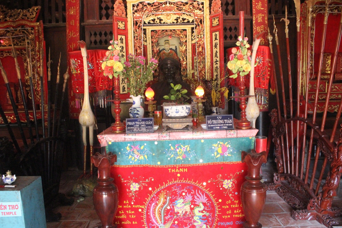 Trong Văn Thánh Miếu hiện thờ Tiên sinh Võ Trường Toản và Khâm sai Kinh lược sứ Phan Thanh Giản.